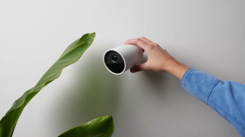Boulanger baisse de 45 % le prix de la Philips Hue Secure, une caméra connectée avec sirène intégrée