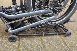 Les roulettes facilitent la manipulation une fois le vélo plié. // Source : M. Lauraux pour Frandroid