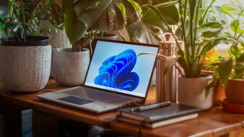 Face à la gronde, Microsoft rebrousse chemin : la barre des tâches de Windows 11 ne sera pas simplifiée