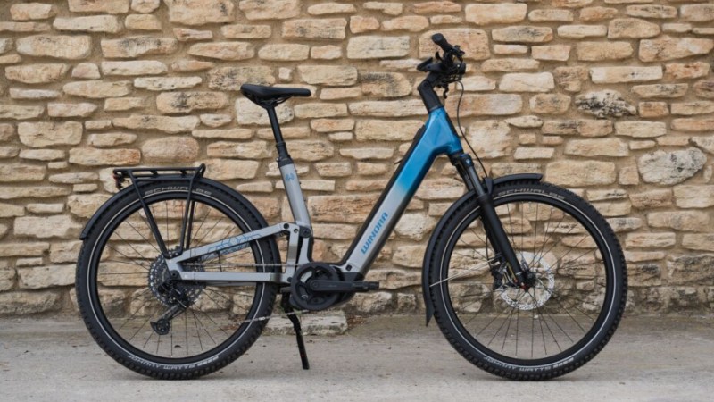 Ce vélo électrique « urbain » full-suspendu intègre le moteur Bosch ultra-puissant et une batterie XXL