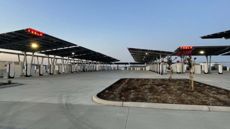 Tesla Oasis : voici les nouvelles stations de recharge qui fonctionnent grâce au soleil