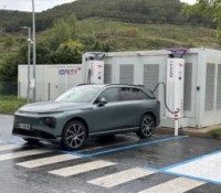 Xpeng G9 reliée à une borne Ionity en Espagne