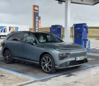 Xpeng G9 en recharge en Espagne sur une station Zunder // Source : Vincent Sergère pour Frandroid