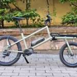 On a essayé ce vélo cargo électrique très joueur qui prouve que les biporteurs peuvent être compacts