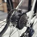 Ce moteur électrique très léger peut recharger la batterie du vélo via un simple bouton