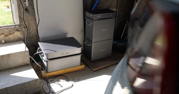 Le SolarFlow 2400 AC à gauche, le Hyper 2000 à droite // Source : Ulrich Rozier pour Frandroid