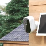 Pour partir en vacances tranquilles, le pack de 2 caméras Arlo + panneaux solaires à -40 % est idéal
