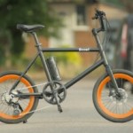 Guidon pliable très pratique et prix ultra agressif : ce nouveau vélo électrique compact frappe fort