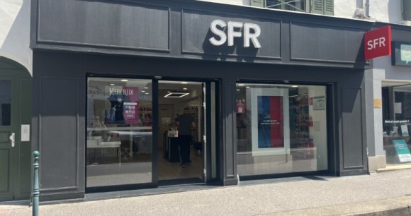 Boutique_SFR_Grande_Rue_de_la_Croix-Rousse_(Lyon)_juin_2023