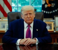 Donald Trump dans son bureau officiel // Source : Maison Blanche