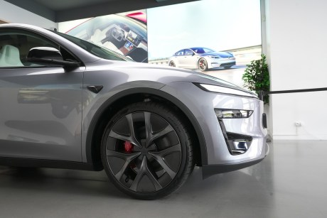 Tesla Model Y Performance (2025) // Source : Jean-Baptiste Passieux - Frandroid