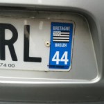 « Toute plaque doit rester homologuée » : pourquoi coller un autocollant 2A/2B ou un drapeau breton en 44 peut vous coûter 135€