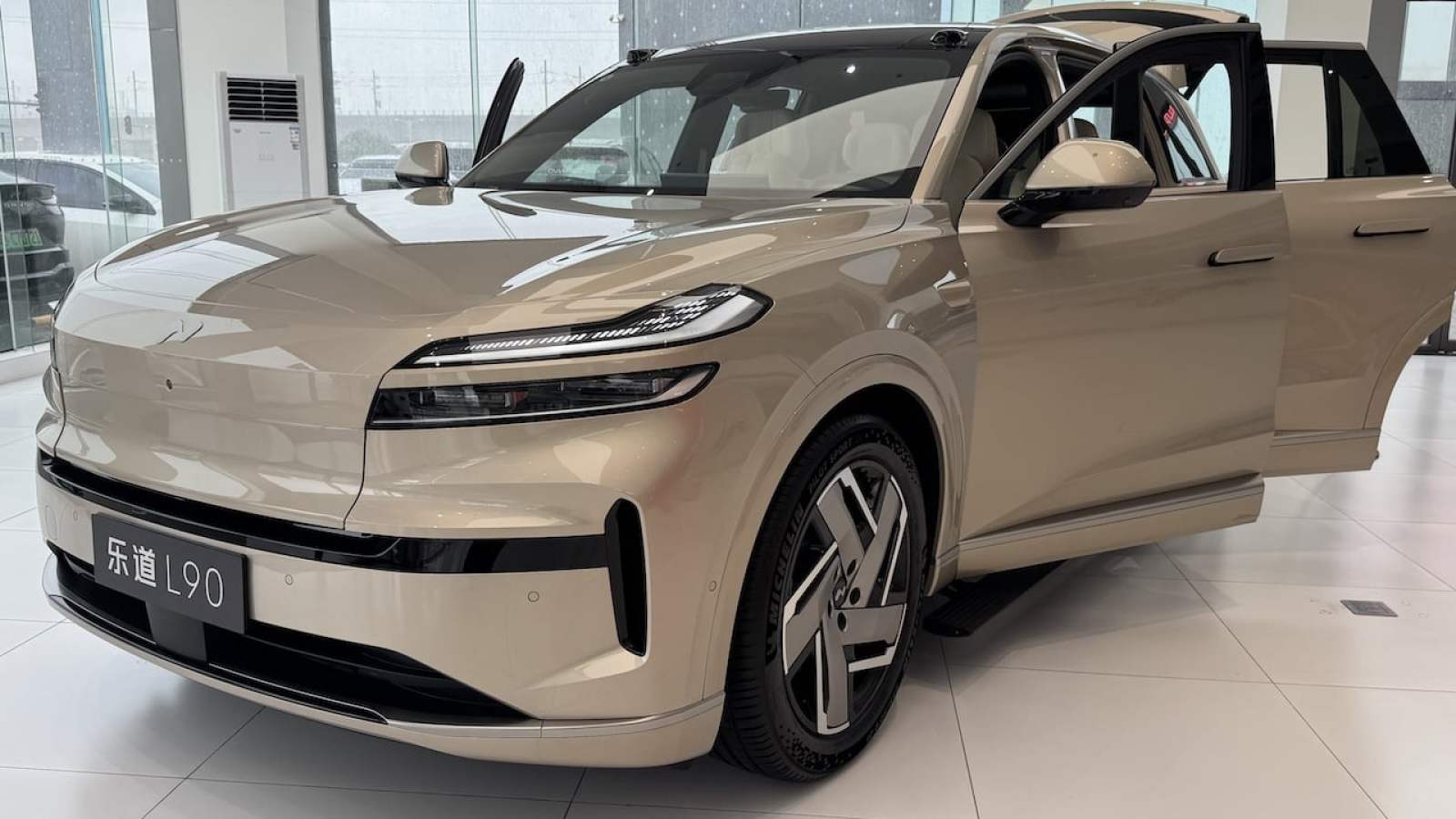 Jâ€™ai conduit le SUV Ã©lectrique XXL et abordable chinois de Nio qui se...