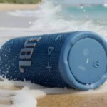 Plus grosse que la Clip mais plus compacte que la Flip, voici l’enceinte JBL Grip