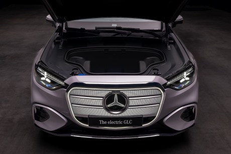 Mercedes-Benz GLC 400 4MATIC EQ électrique // Source : Mercedes-Benz