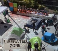Manifestation chez Microsoft pour protester contre la collaboration avec l'armée israélienne. // Source : No Azure for Apartheid via The Verge