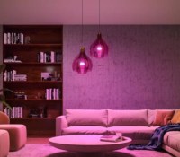 Un salon éclairé par des ampoules Philips Hue White & Color.