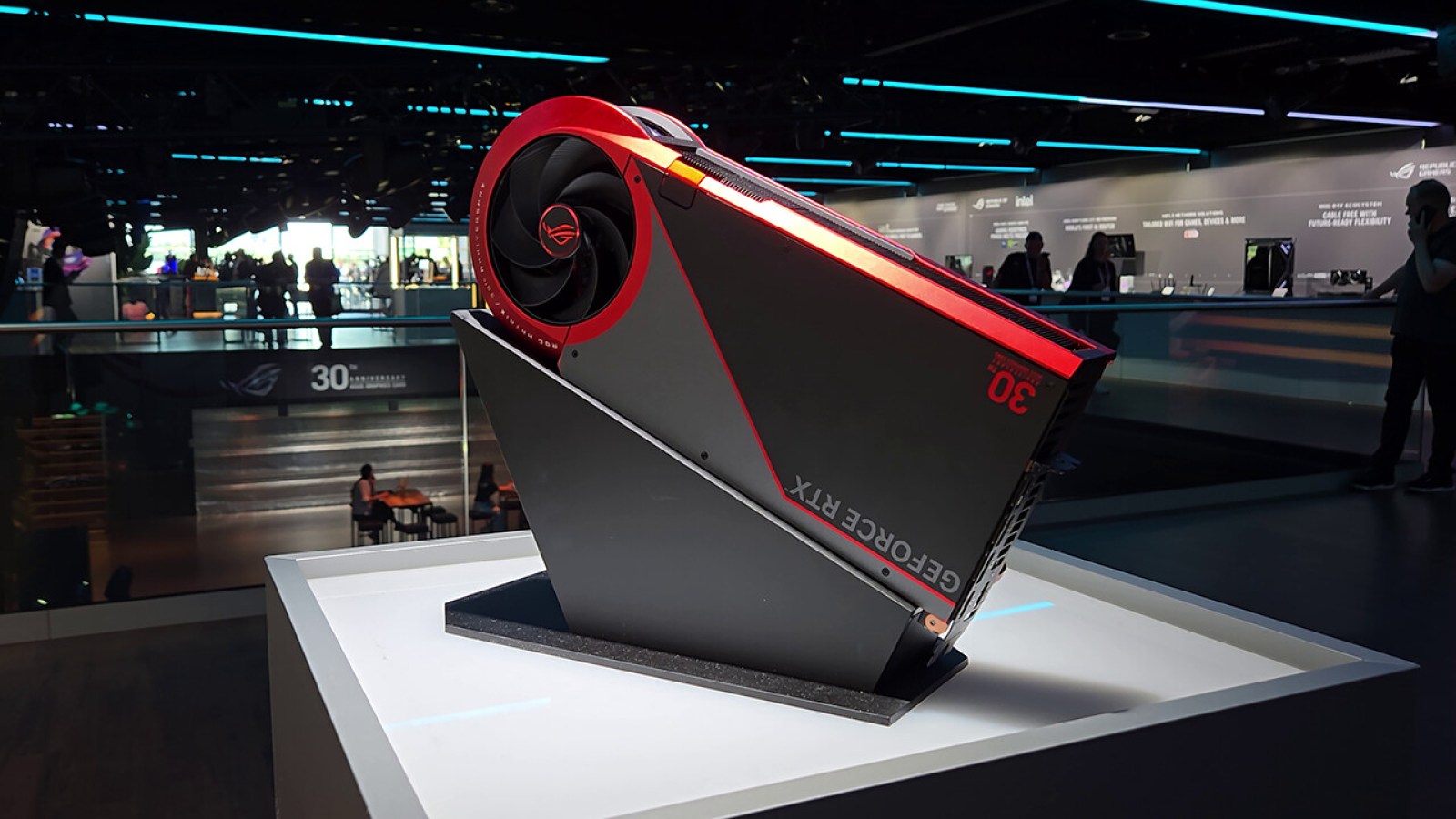 Asus lance une RTX 5090 surpuissante pour fÃªter ses 30 ansâ€¦ et devient fan de Hatsune Miku
