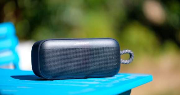 Pa transparence, apparaissent à droite le tweeter et à sa gauche, le transducteur principal