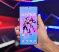 Les Huntrix de KPop Demon Hunters en fond d'écran sur un Samsung Galaxy S25 Ultra.