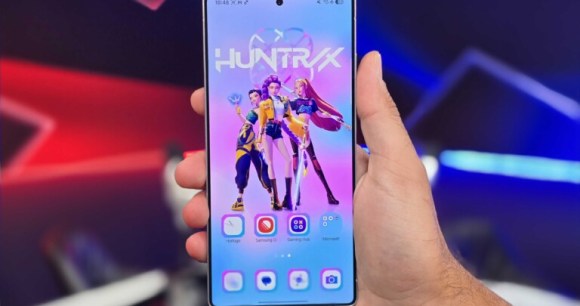 Les Huntrix de KPop Demon Hunters en fond d'écran sur un Samsung Galaxy S25 Ultra.