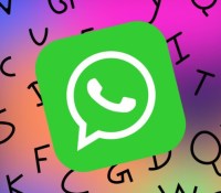 Le logo WhatsApp entouré de plusieurs lettres de l'alphabet.