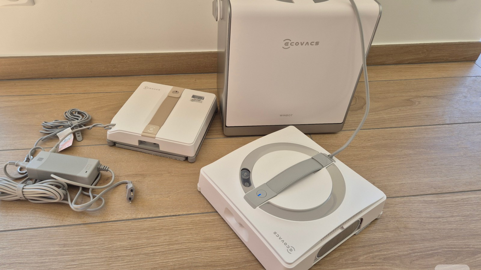 Test des Ecovacs Winbot W2 Pro et Winbot Mini : faut-il encore laver ses vitres Ã  la main ?