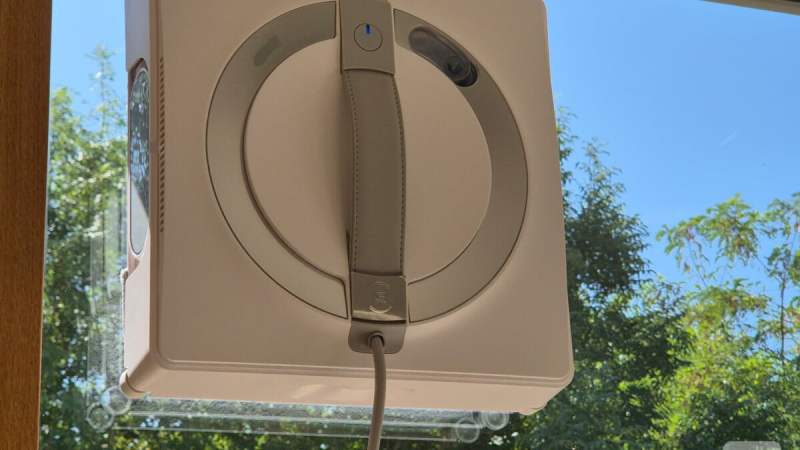 Après les sols et le jardin, Ecovacs s’attaque aux vitres avec ce robot laveur et sa station multifonction en promo sur Amazon