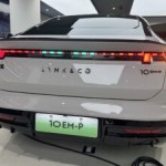 Cette voiture hybride rechargeable nous en met plein la vue, mais peut-elle sauver Lynk & Co de l’oubli ?