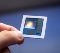Le Snapdragon X2 Elite intègre les puces de DRAM directement sur le package. Le Snapdragon X2 Elite intègre les puces de DRAM directement sur le package.