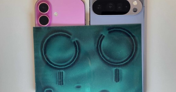 Le positionnement des aimants pour MagSafe sur l'iPhone 16 (à gauche) et Pixelsnap sur le Google Pixel 10 Pro XL (à droite) // Source : Frandroid