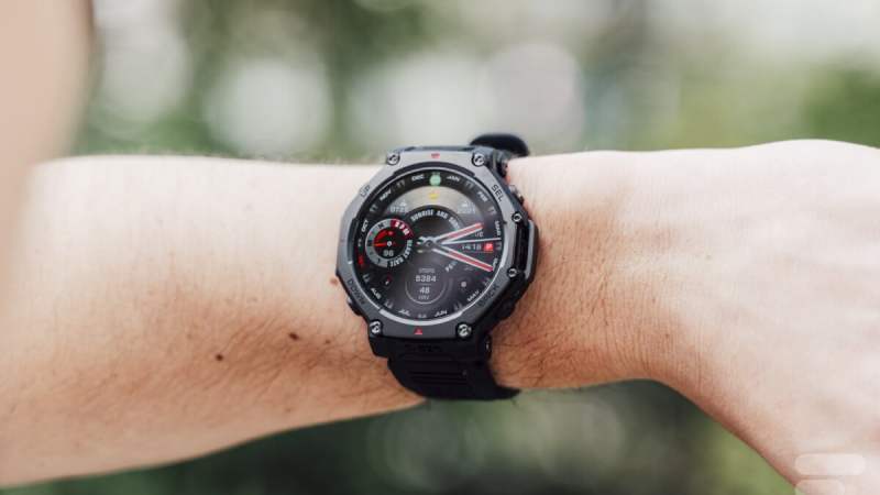 Cette montre outdoor taillée pour l’aventure, notée 9/10, rivalise avec Garmin et tombe à moins de 320 €