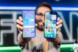 Apple iPhone Air (à droite) vs Samsung Galaxy S25 Edge // Source : Chloé Pertuis - Frandroid