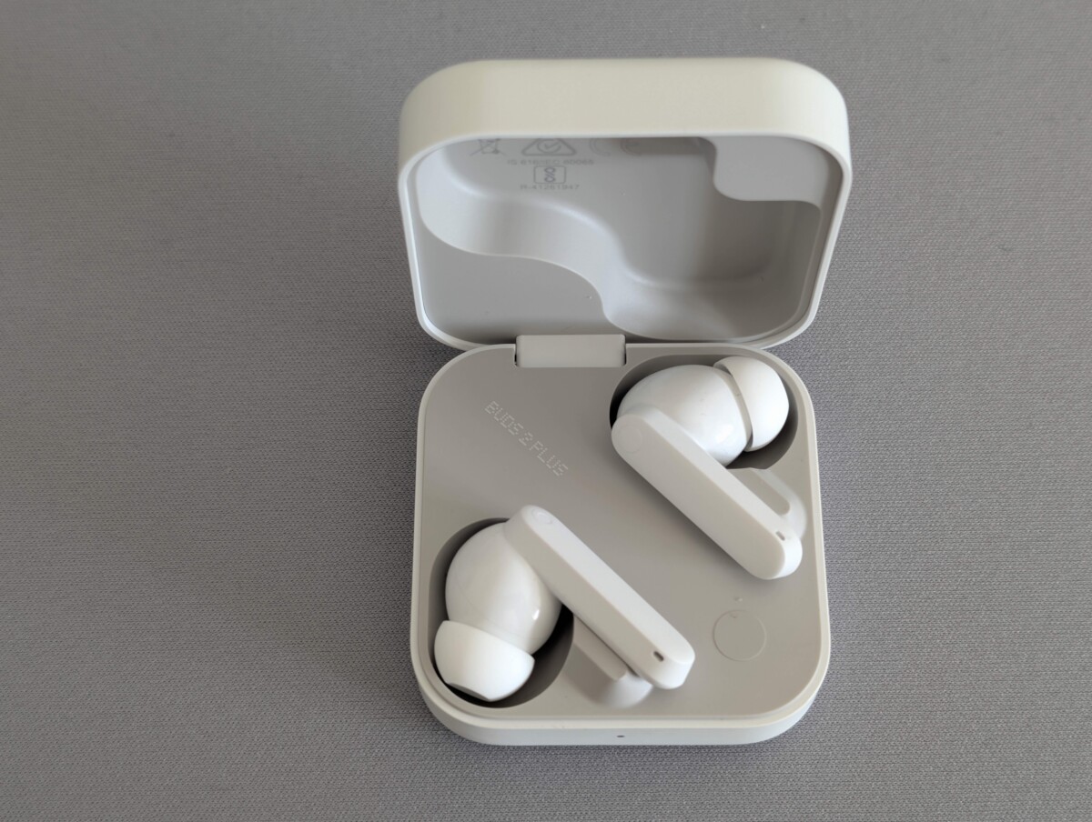 Les CMF Buds 2 Plus, boitier ouvert avec vue sur les écouteurs Les CMF Buds 2 Plus, boitier ouvert avec vue sur les écouteurs