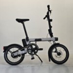 On a vu le nouveau vélo pliant électrique Decathlon aussi léger qu’astucieux, et qui est enfin officialisé