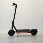 On a vu la nouvelle trottinette électrique Decathlon : un deck XXL et une future version à autonomie XXL aussi