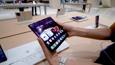 Prise en main Huawei Mate XTs // Source : Frandroid