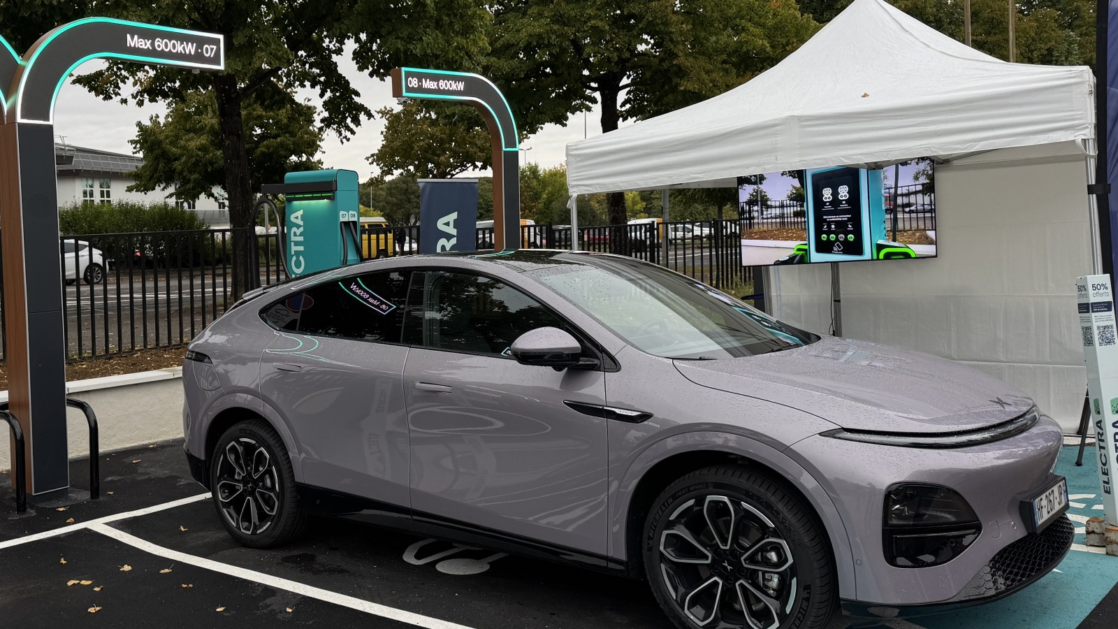 On a assistÃ©Â Ã  la recharge la plus rapide de France avec cette voiture Ã©lectrique...