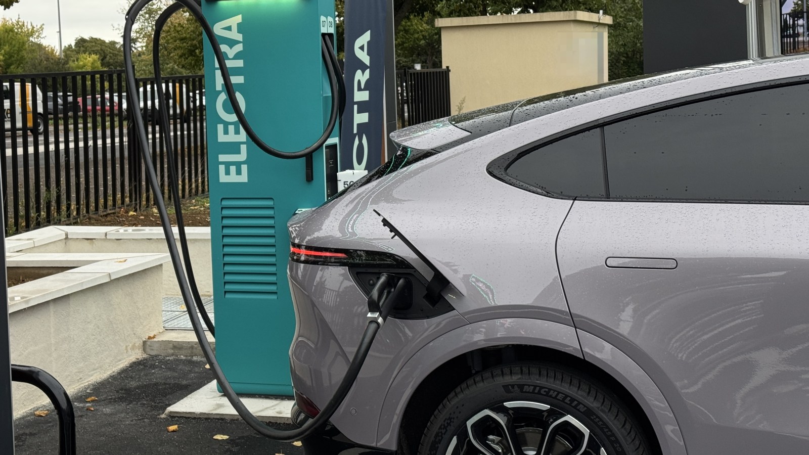 Ces bornes rechargent des voitures Ã©lectriques en 10 minutes : surprise, elles sont dÃ©jÃ ...