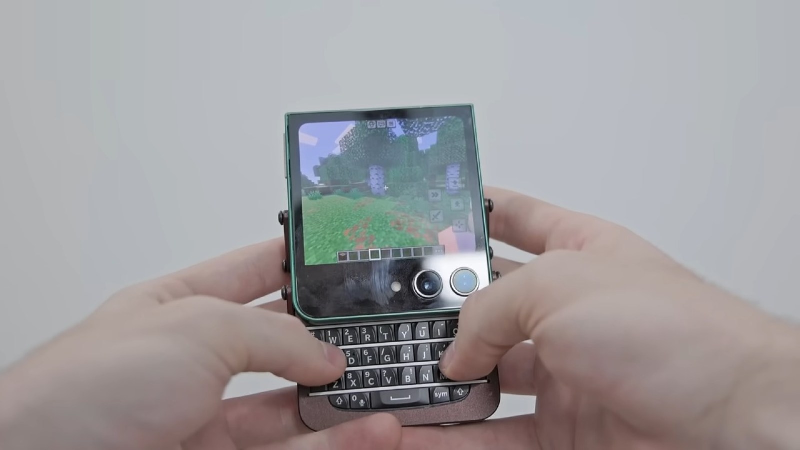 Â«Â Je veux juste un tÃ©lÃ©phone diffÃ©rentÂ Â» : ce YouTuber transforme un Galaxy Z...