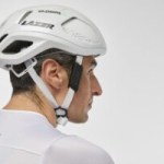 Ce casque vélo intègre des haut-parleurs pour communiquer entre cyclistes, écouter de la musique et passer des appels