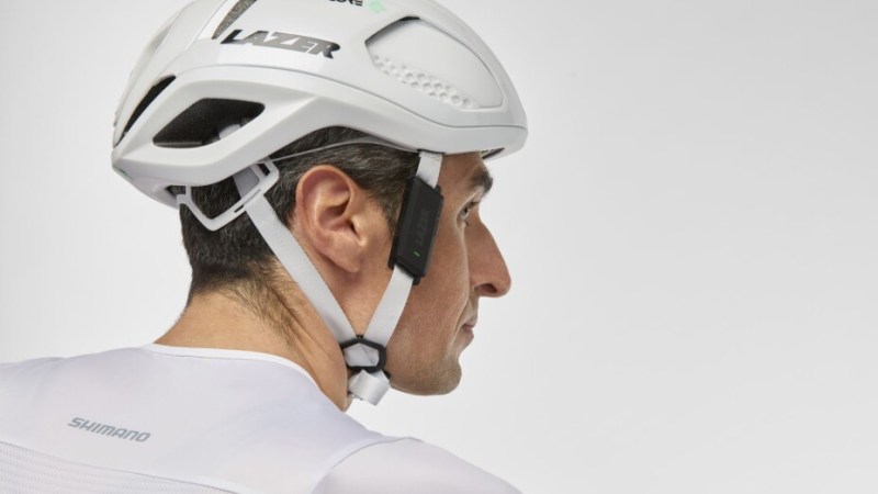 Ce casque vélo intègre des haut-parleurs pour communiquer entre cyclistes, écouter de la musique et passer des appels