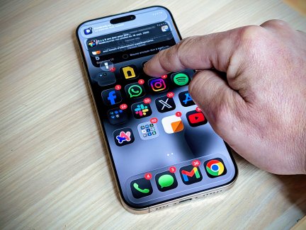 liquid glass ios 26 iphone apple