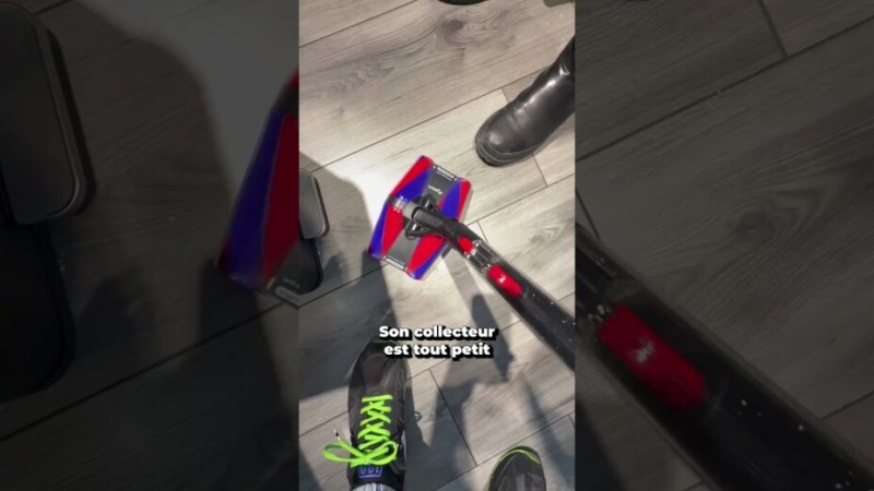 Ce mini aspirateur Dyson est parfait si tu as un petit appartement !