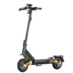 Autonomie XXL, prolongateur d’autonomie et double moteur : ces nouvelles trottinettes électriques Navee envoient du lourd