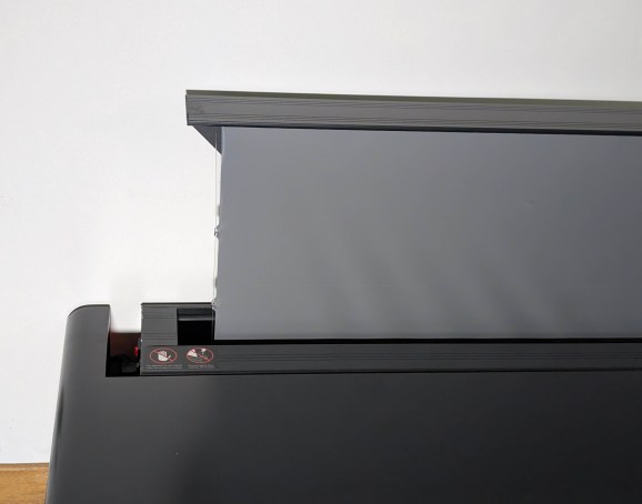 Nothing Projector - écran montant motorisé bas Black Series // Source : Sylvain Pichot - Frandroid