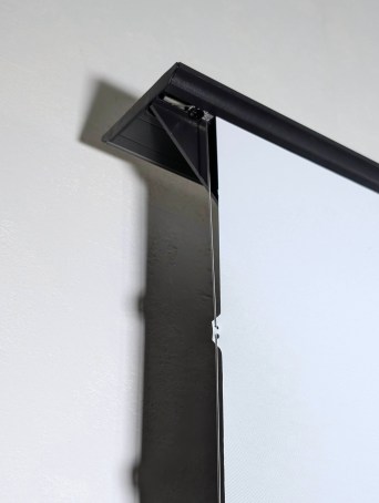 Nothing Projector - écran montant motorisé bas Black Series // Source : Sylvain Pichot - Frandroid
