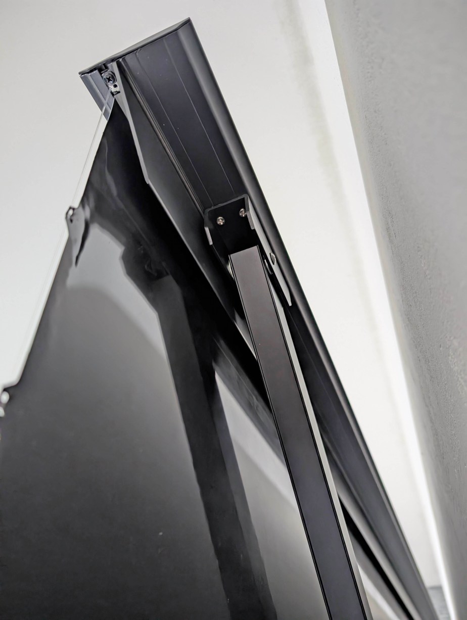 Nothing Projector - écran montant motorisé bas Black Series // Source : Sylvain Pichot - Frandroid