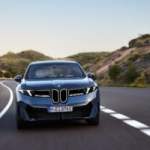 BMW lance une voiture électrique sans compteur de vitesse traditionnel : voici les premiers avis des journalistes