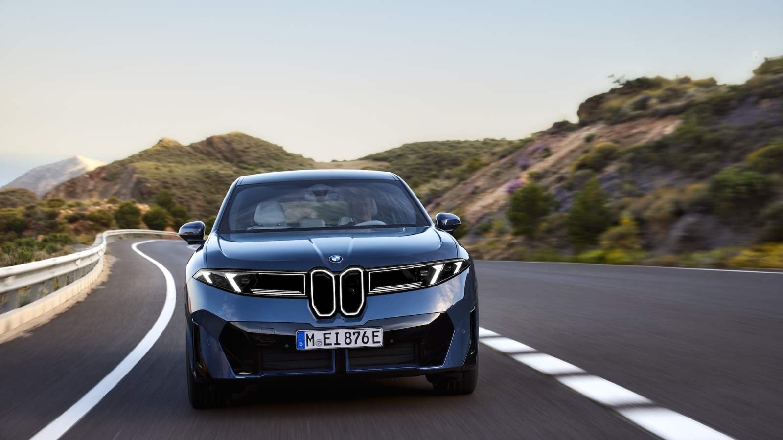 BMW lance une voiture Ã©lectrique sans compteur de vitesse traditionnel : voici les premiers avis...